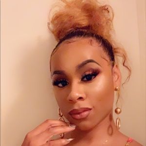 Meet your Posher, Santoya